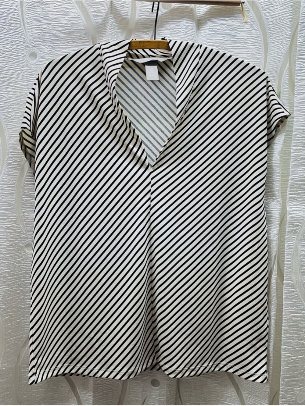 H&M Blouse Womens Medium Black White Excellent Diagonal Stripe V-Neck Cap Sleeve
